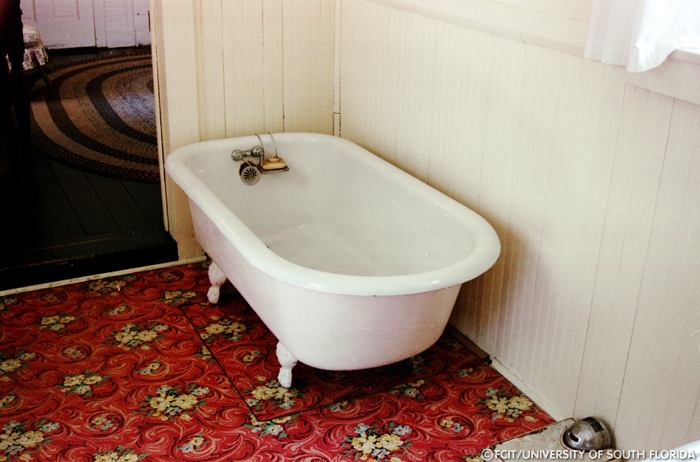 Bath tub