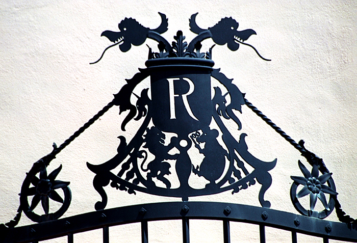 Metal gate
