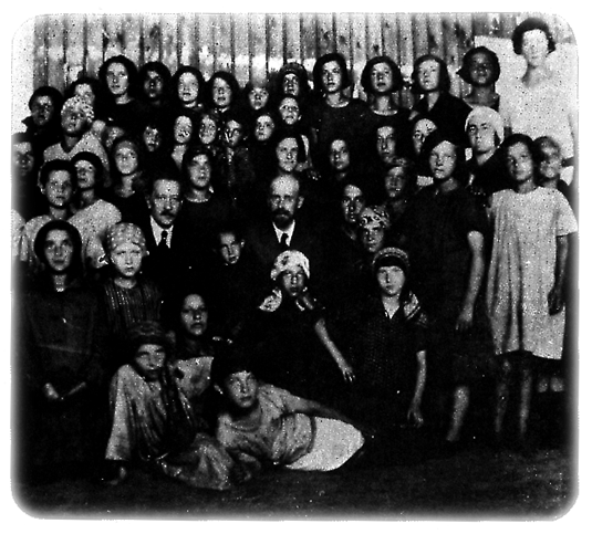 Janusz Korczak with children and with philantropist Izaak Eliasberg, 19??.