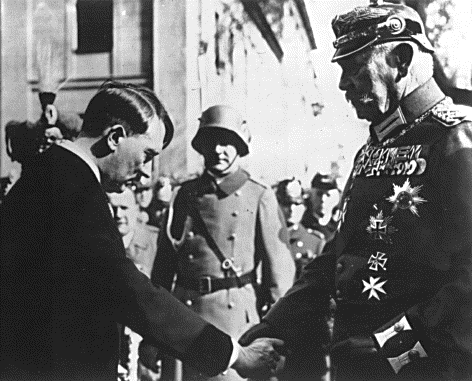 Cumhurbaşkanı Hindenburg başbakanlığa atadığı Hitler'i karşılıyor.
