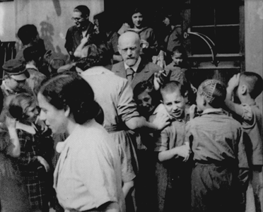 Korczak with children and teachers in front of Dom Sierot orphanage