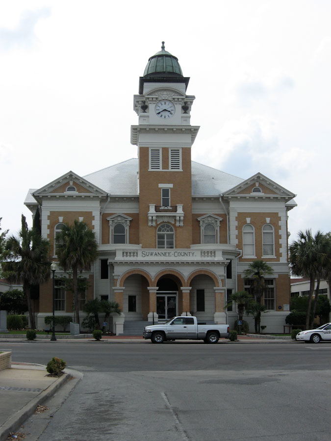 Main entrance to the Suwannee County Courthouse