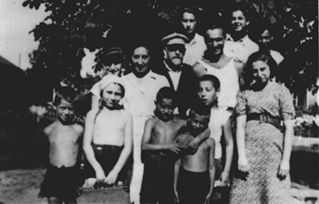Korczak with children and teachers in Goclawek
