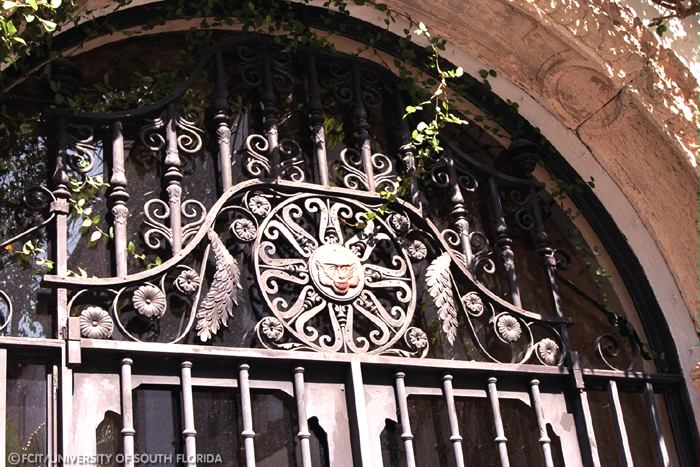 Gate