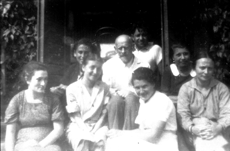 Janusz Korczak with teachers in Goclawek.